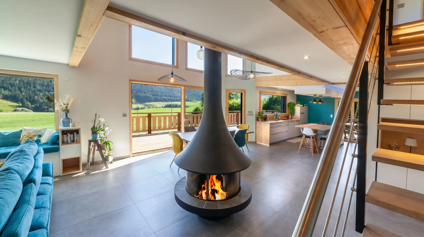 Intérieur moderne aux murs rouges vifs avec porte coulissante de grange en bois massif à croisillons